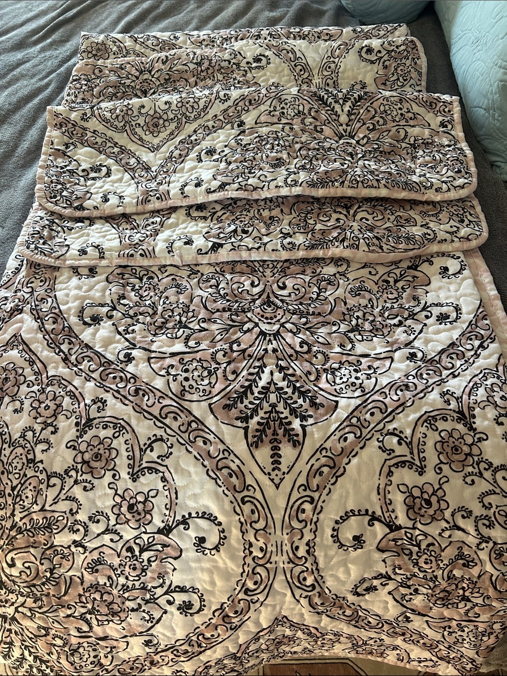 Elegant Damask Quilted Comforter in Pink? White and Black